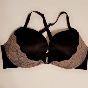 VS padded. Front cloaure bra. 38D. Great Condition